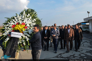ادای احترام جمعی از پرسنل حرم امام خمینی به به شهدای آتش نشان 