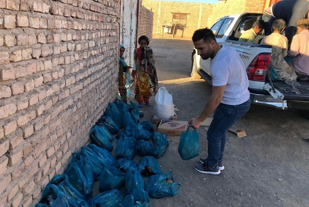 حسن رحیمی و احسان لشکری در روستاهای محروم زاهدان + عکس
