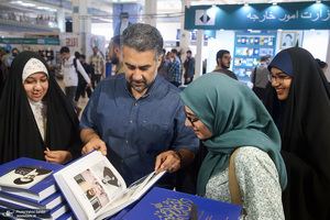 غرفه موسسه تنظیم و نشر آثار امام خمینی (س) در سی و پنجمین نمایشگاه کتاب تهران- 2