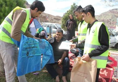 پلاستیک جمع آوری زباله در روز طبیعت توزیع شد