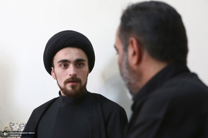 حضور سید احمد خمینی در منزل شهید مصطفی عزیزی در شهر بروجرد