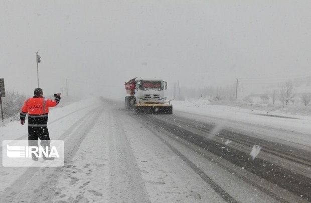 ۲۵۰ کیلومتر از محورهای شهری و روستایی نقده برف‌روبی شد