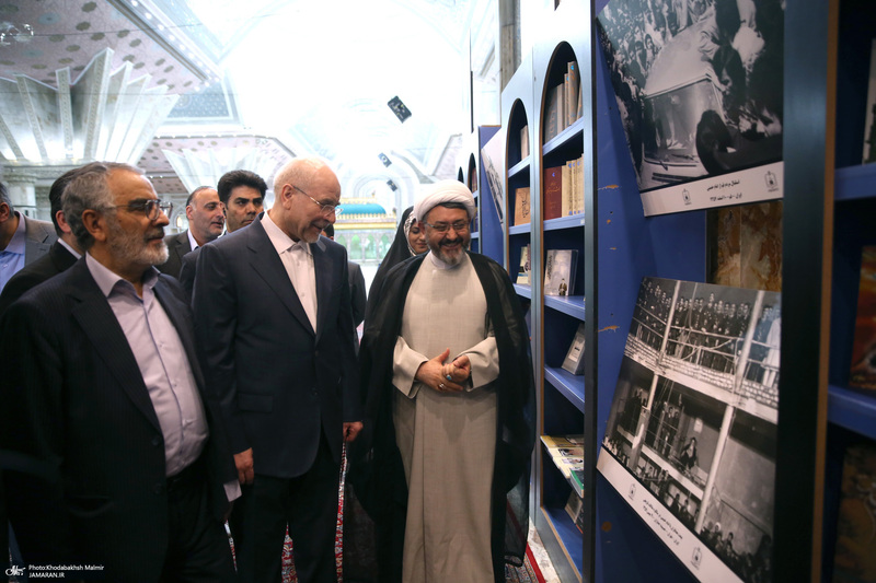 بازدید رئیس مجلس از نمایشگاه عکس امام خمینی