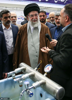 بازدید رهبر انقلاب از نمایشگاه دستاوردها و توانمندی‌های بخش خصوصی
