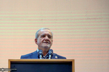 پزشکیان: امام خمینی (ره) بارها فرمودند اگر مردم از ما رو برگردانند، از انقلاب و دین چیزی نخواهد ماند/ اگر امام خمینی (ره) امروز بود، تصور می‌کنم برایش واقعاً سخت بود که این وضعیت جامعه مسلمان‌ها و رفتارها و اختلاف‌ها را ببیند