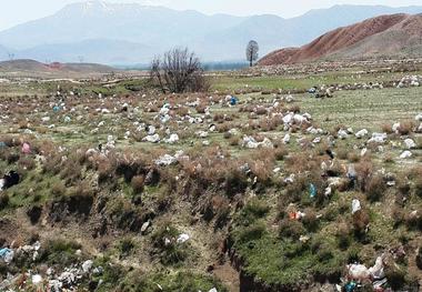 پلاستیک های سرگردان سایت دفع زباله سلماس؛ بلای جان طبیعت روستاهای اطراف