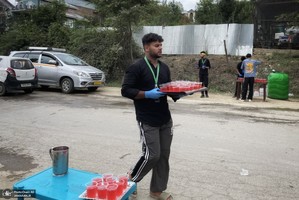 توزیع آب و شربت نذری برای حمایت از مردم غزه در کشمیر