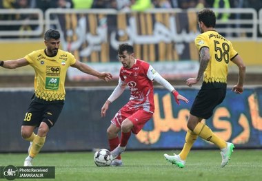 عکس و ویدیو| حرکت جنجالی گلزن سپاهان مقابل پرسپولیسی ها و فرار از اخراج