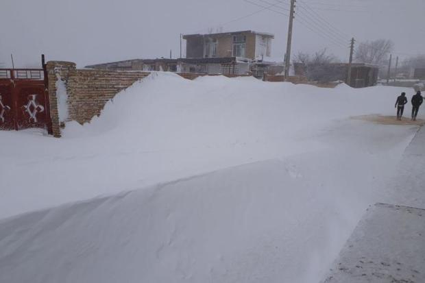 برف راه برخی روستاهای بخش کالپوش میامی را بست