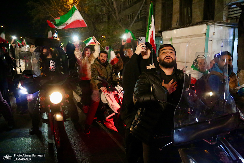 حركت دسته مردمى پرچمداران ايران به مناسبت روز جمهوری اسلامی ایران