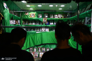 آیین سنتی نخل گردانی و عزاداری ظهر عاشورا در تکیه بزرگ تجریش