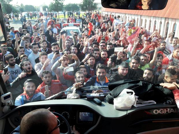 استقبال گسترده هواداران از پرسپولیس در رشت + عکس