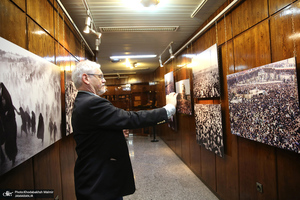 بازدید مهمانان خارجی شرکت کننده در مراسم وداع و تشییع رهبر شهید از حسینیه جماران
