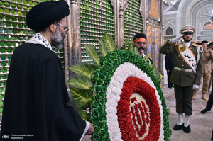 عطرافشانی حرم امام خمینی(س) توسط بسیجیان کاشانی