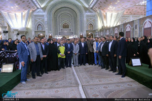 ادای احترام وزیر ورزش و جوانان و جمعی از ورزشکاران به مقام شامخ حضرت امام(س)  