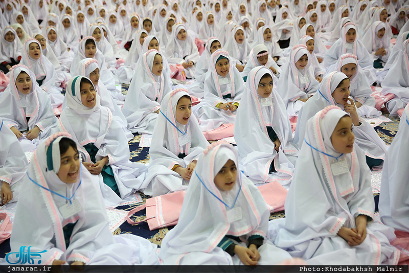 جشن تکلیف دانش آموزان دختر منطقه 19 تهران در حرم مطهر امام خمینی(س) 
