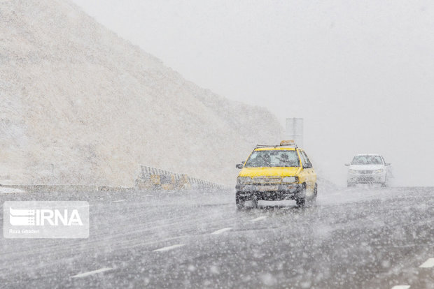 برف برخی محورهای کردستان را فرا گرفته است