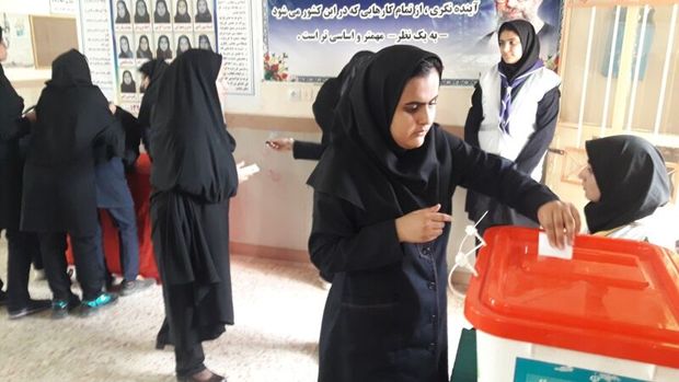 مشارکت هشت هزار و ۶۵۳ دانش آموز دهلرانی در انتخابات شوراها