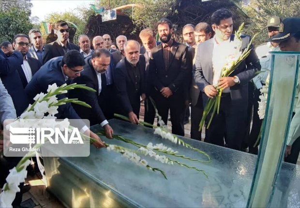 ادای احترام به شهدا، سرآغاز برنامه‌های هفته دولت در فارس