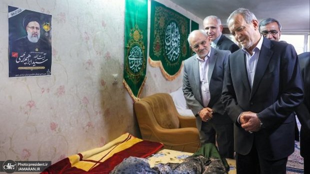 حضور پزشکیان در منزل مادر شهید رئیسی + عکس و فیلم