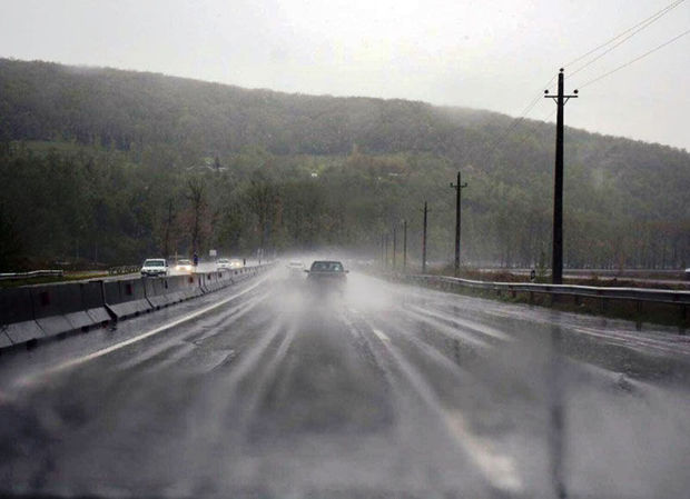 جاده‌های کردستان به علت بارندگی لغزنده است