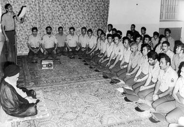 تصویری کمتر دیده شده از دیدار ارتشیان با امام خمینی