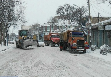 برف روبی و نمک پاشی معابر شهری مهاباد آغاز شد