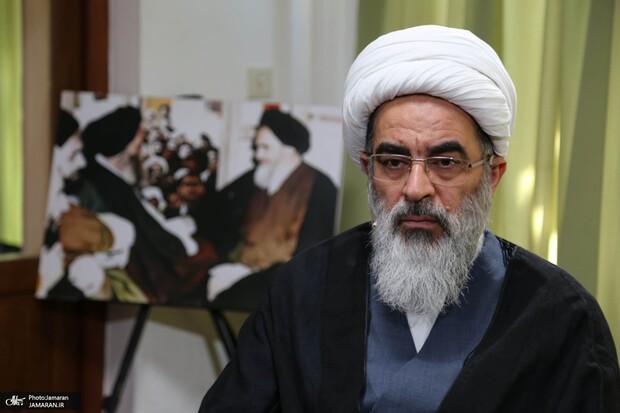 آیت‌الله فاضل لنکرانی می‌گفت احمدی نژاد برای کشور بسیار بسیار خطرناک است؛ آیت‌الله یزدی و جنتی واسطه دیدار شدند! وقتی احمدی‌نژاد آمد، آیت‌الله فاضل لنکرانی به او گفت اینها چی هستند دور و بر تو؟! مشایی به ترکیه رفته بود یک زن نیمه برهنه آنجا رقصیده بود