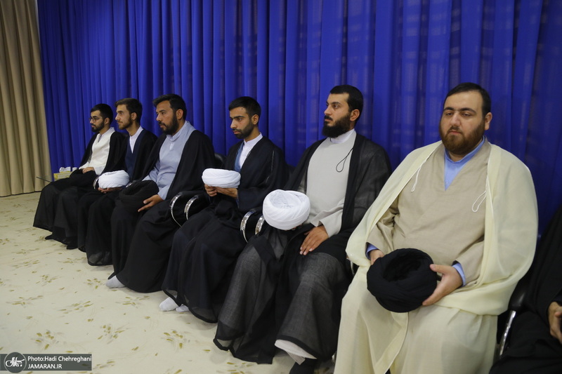 عمامه گذاری طلاب در روز میلاد پیامبر اکرم (ص) و امام صادق (ع) توسط مراجع تقلید