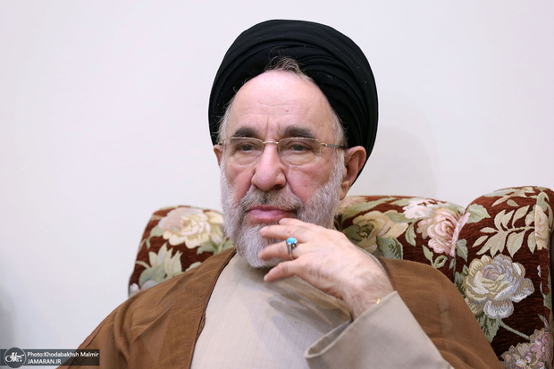 سید محمد خاتمی: ریشه‌ حوادث تلخ را باید در درون جست و جو کرد/ ندیدن یا انکار وضع بدی که به نام زندگی بر مردم تحمیل می‌شود، نارضایتی را از بین نمی‌برد/ اینکه هر اعتراضی، اغتشاش معرفی شود و برخورد خشن و سخت با آن توجیه گردد مشکل را بیشتر می‌کند