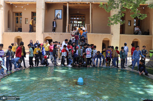 بازدید دانش آموزان از بیت و زادگاه امام در خمین