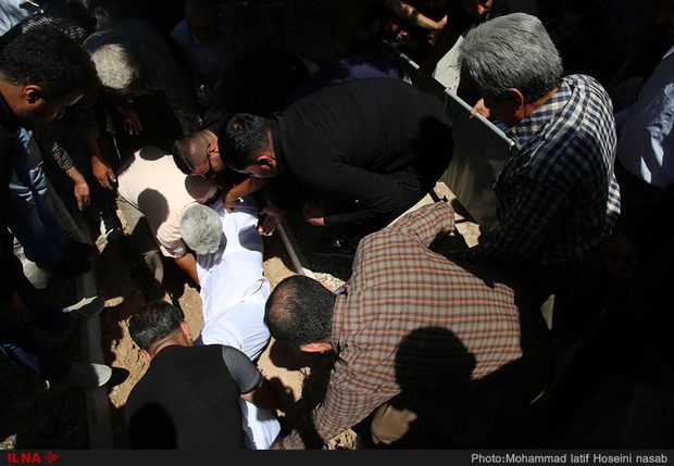 مراسم تشییع و خاکسپاری جانباختگان حادثه اتوبوس در سنندج + عکس