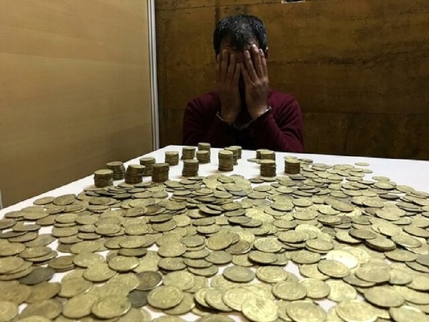 1300 سکه عتیقه از 2 مسافر مترو در تهران کشف شد