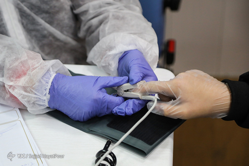 ویزیت رایگان مردم جهت پیشگیری از کرونا در مناطق محروم قم + تصاویر