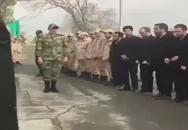 استقبال حماسی برادر از پیکر برادر که در حادثه حمله به پایگاه تی فور به شهادت رسید