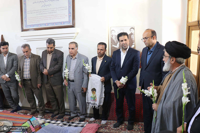بازدید جمعی از کارکنان وزارت اقتصاد و دارایی استان مرکزی از بیت و زادگاه حضرت امام خمینی (س)