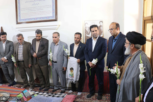 بازدید جمعی از کارکنان وزارت اقتصاد و دارایی استان مرکزی از بیت و زادگاه حضرت امام خمینی (س)