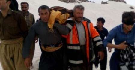 نجات جان یک کولبر از سرمای شدید هوا در ارتفاعات منطقه اورامان سروآباد