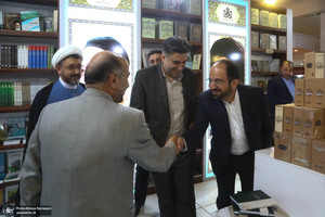 بازدید سرپرست موسسه تنظیم و نشر آثار حضرت امام خمینی(ره) از نمایشگاه کتاب