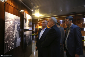 تجدید میثاق شهردار منطقه یک تهران و جمعی از معاونین با امام خمینی (س)