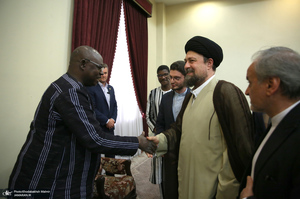 ادای احترام نخست وزیر بورکینافاسو و هیأت همراه نسبت به مقام شامخ بنیان‌گذار جمهوری اسلامی ایران