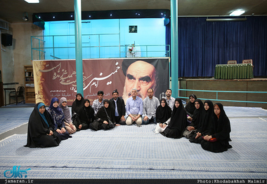 بازدید جمعی از شیعیان کشور تایلند از بیت امام خمینی (س) در جماران