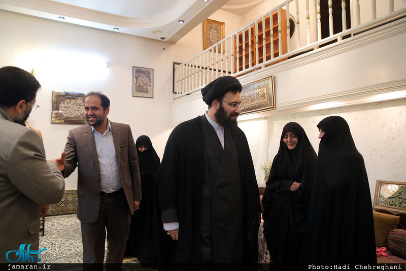 دیدار سید علی خمینی با خانواده شهیدان مهدی زین الدین و محمد جواد دل آذر