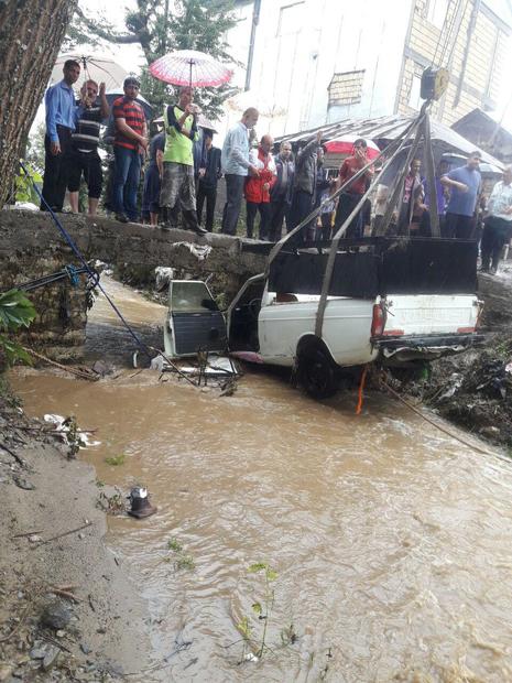امدادرسانی هلال احمر گیلان در پی سقوط 2 دستگاه خودرو در رودخانه ای در لاهیجان