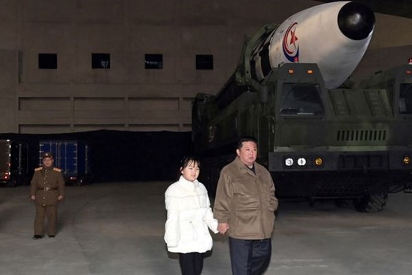 اولین حضور  دختر نه ساله  رهبر کره شمالی در جریان آزمایش موشک بالستیک