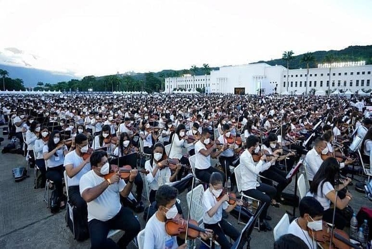 بزرگترین ارکستر جهان در ونزوئلا/ ۱۲ هزار نوازنده با هم نواختند