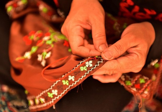 گردش صنایع دستی سیستان و بلوچستان در دست زنان هنرمند