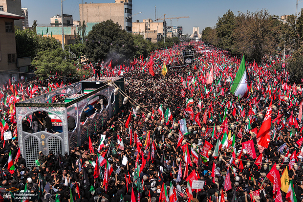 روزنامه بریتانیایی: دریایی از عزاداران در تشییع رهبر ایران شرکت کردند