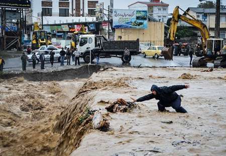 تلاش برای خارج کردن آب سیلاب از روستاها و شهرهای مازندران ادامه دارد