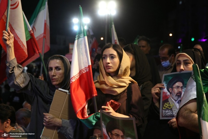 مردم میدان انقلاب در بدرقه تیم ملی به جام جهانی